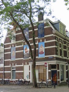 902055 Gezicht op het hoekpand Wagenstraat 19 te Utrecht - een studentenhuis - met verschillende schilderingen o.a. op ...
